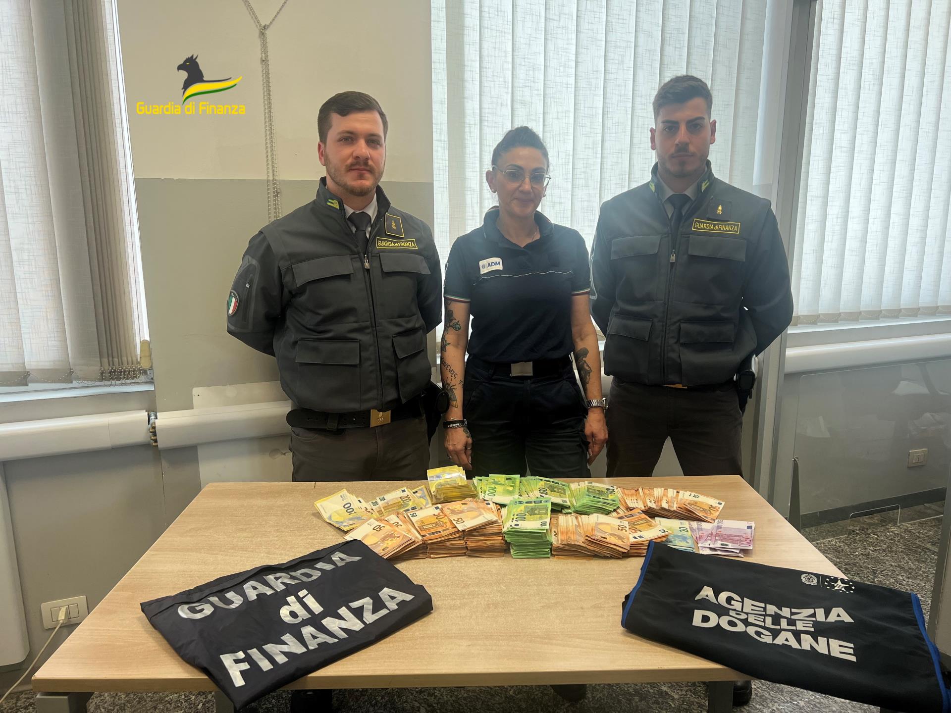 Valico di Brogeda, intercettati 220mila euro al confine. Erano nascosti in auto