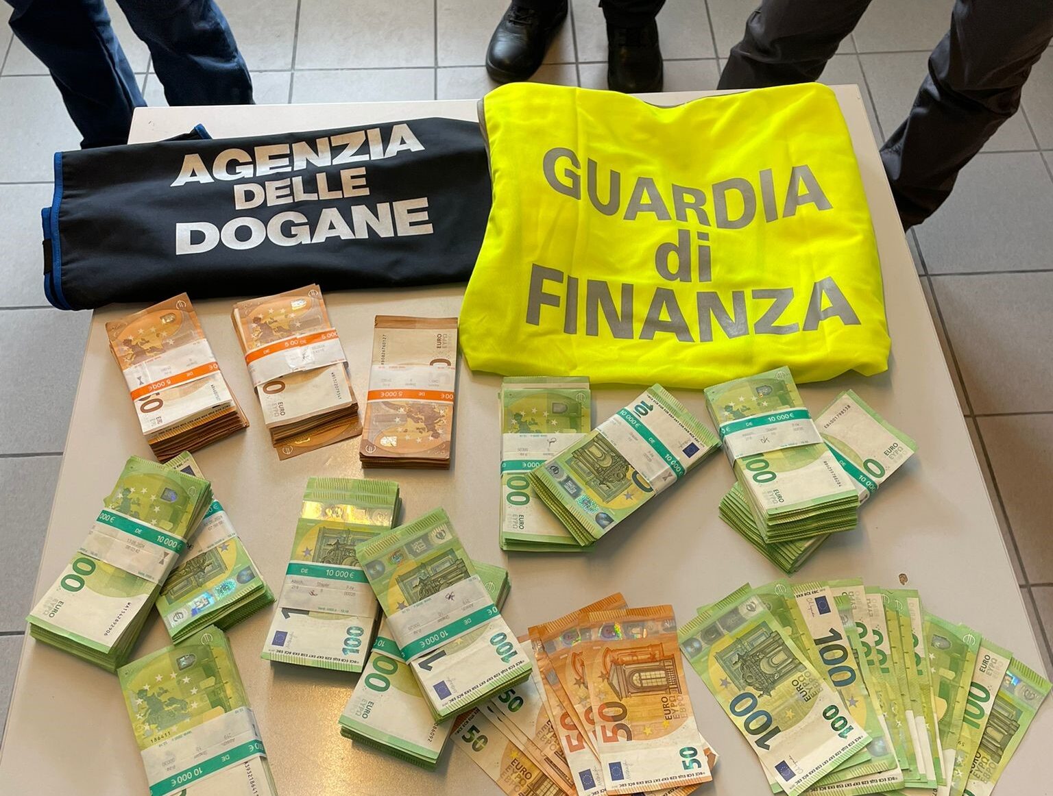 Confine Como-Svizzera, fermato sul treno con 117mila euro non dichiarati