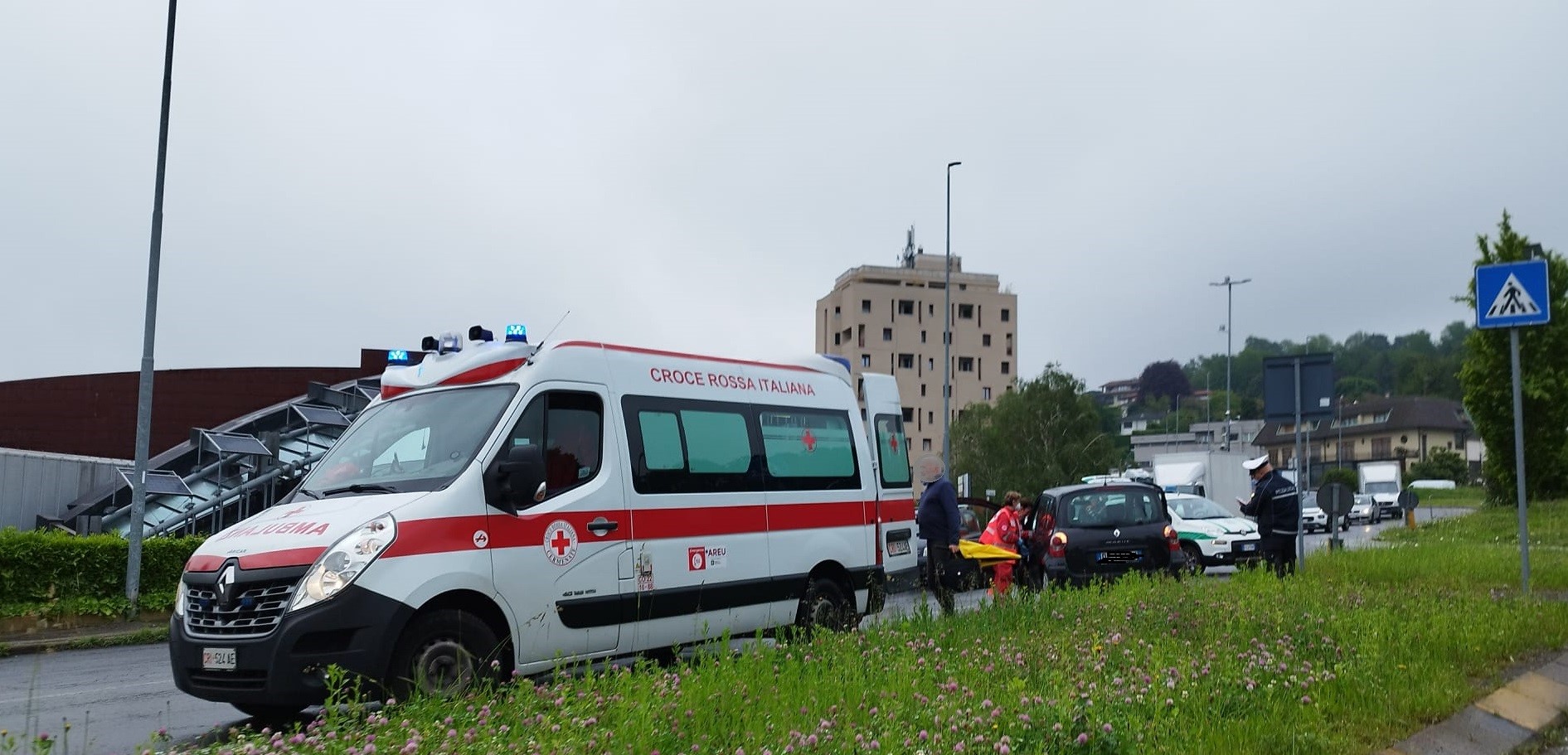 Incidente a Lipomo, scontro tra due auto. Ferita una donna