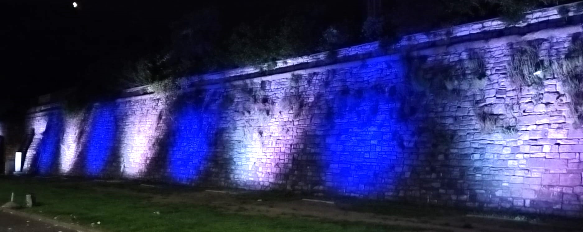 Como, il tributo del sindaco alla squadra: le mura storiche biancoblu