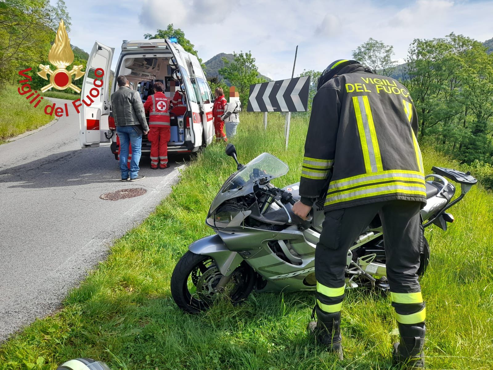 Asso, cade dalla moto sulla provinciale 44. Ferito 22enne