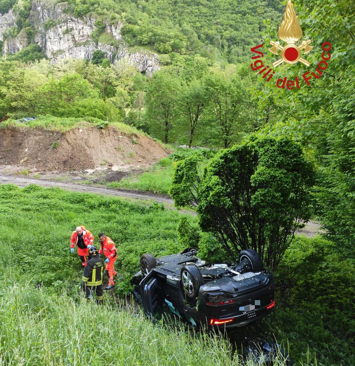 Canzo, scontro frontale tra due auto. Intervento dei vigili del fuoco