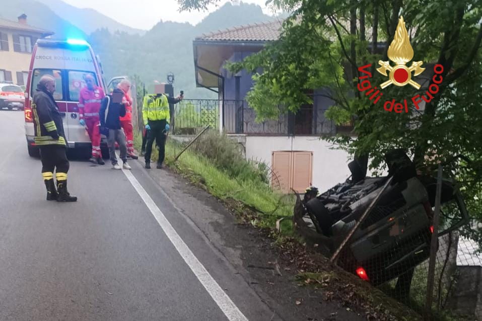 Incidente a Plesio, auto ribaltata. Intervento dei vigili del fuoco