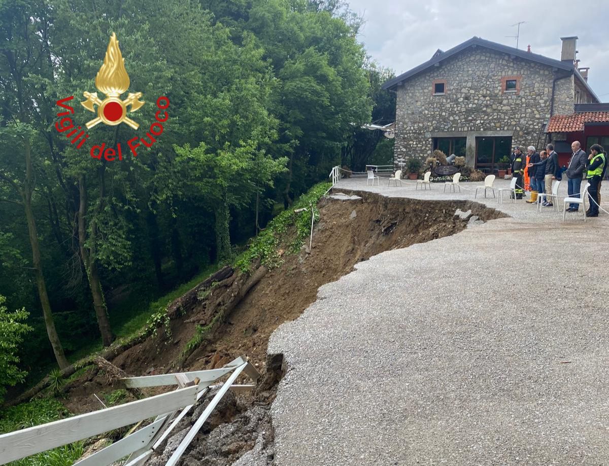 Albese con Cassano, cede una strada. Intervento dei vigili del fuoco