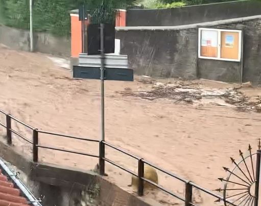 Bomba d’acqua su Albavilla, un fiume di fango invade via ai Crotti