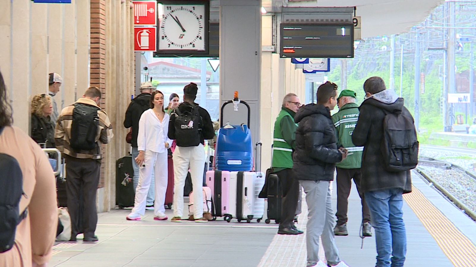 Disastro treni, un’odissea infinita per i pendolari. Il ministro Salvini: “Nuovi mezzi e investimenti per l’infrastruttura”
