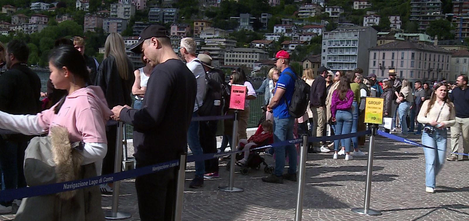 Como presa d’assalto dai turisti, tutti in fila: lunghe code per battelli e bus