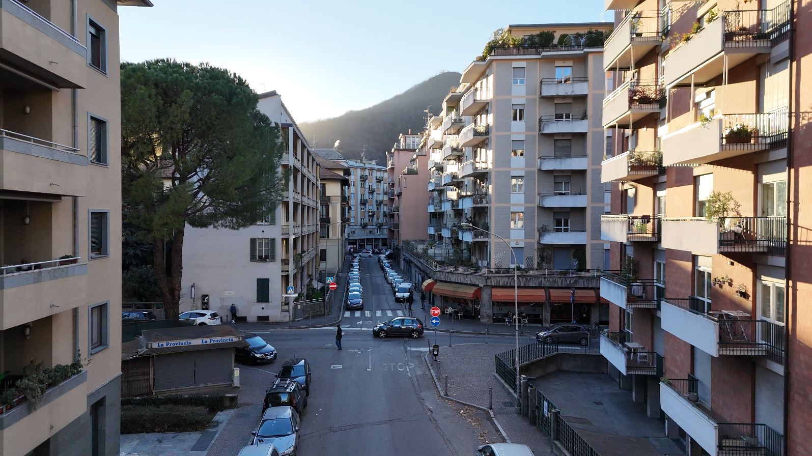 Como, droga nelle mutande e martello sotto la maglietta. Denunciati un ecuadoriano e un nigeriano in via Anzani