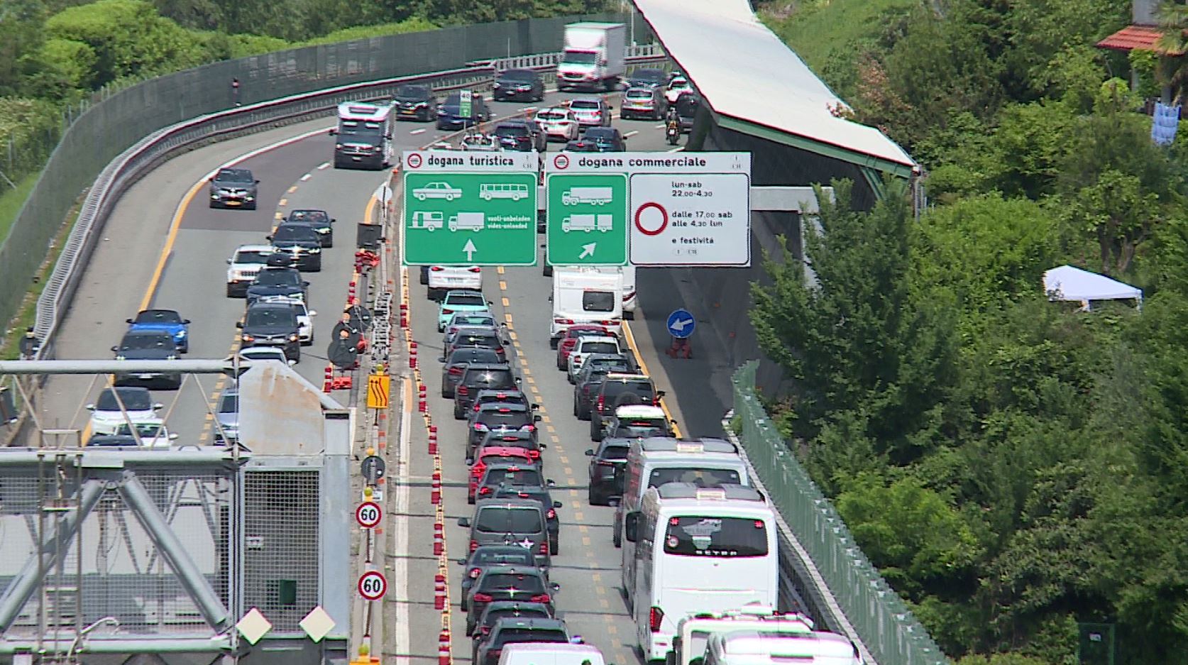 Contro-esodo degli svizzeri e gite sul Lago: sabato di code sulla A9 e sulla Statale Regina
