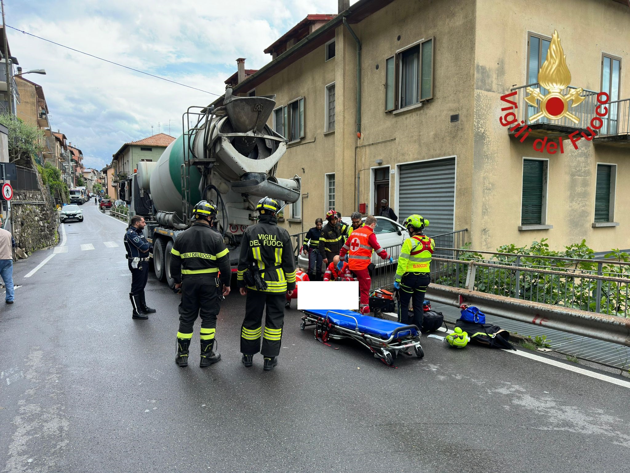 Moviere investito da una betoniera a Colonno, trasportato al Sant’Anna