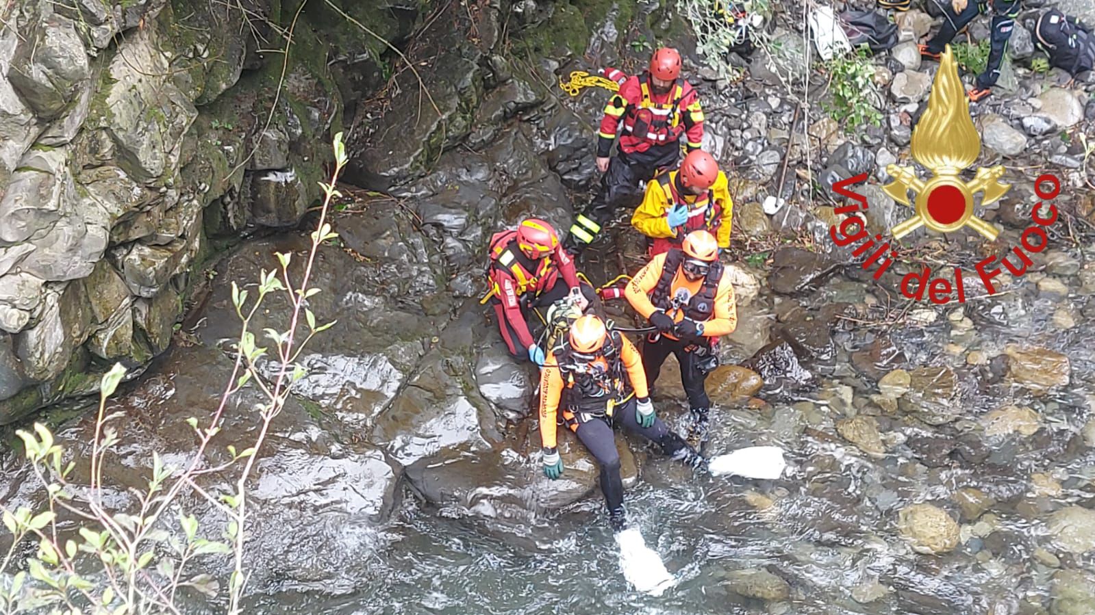 Ponte Lambro, si tuffa nel fiume e non riemerge. Recuperato dai vigili del fuoco, muore 19enne