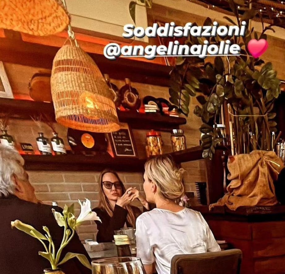 Angelina Jolie, pranzo con amici sul Lario