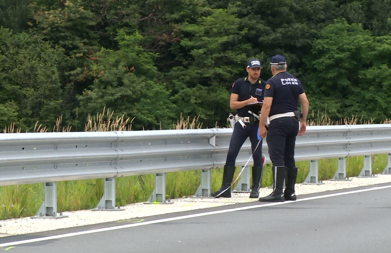 Si scontra con la moto e cade in un dirupo nel Bresciano. Morto un 28enne di Fino Mornasco