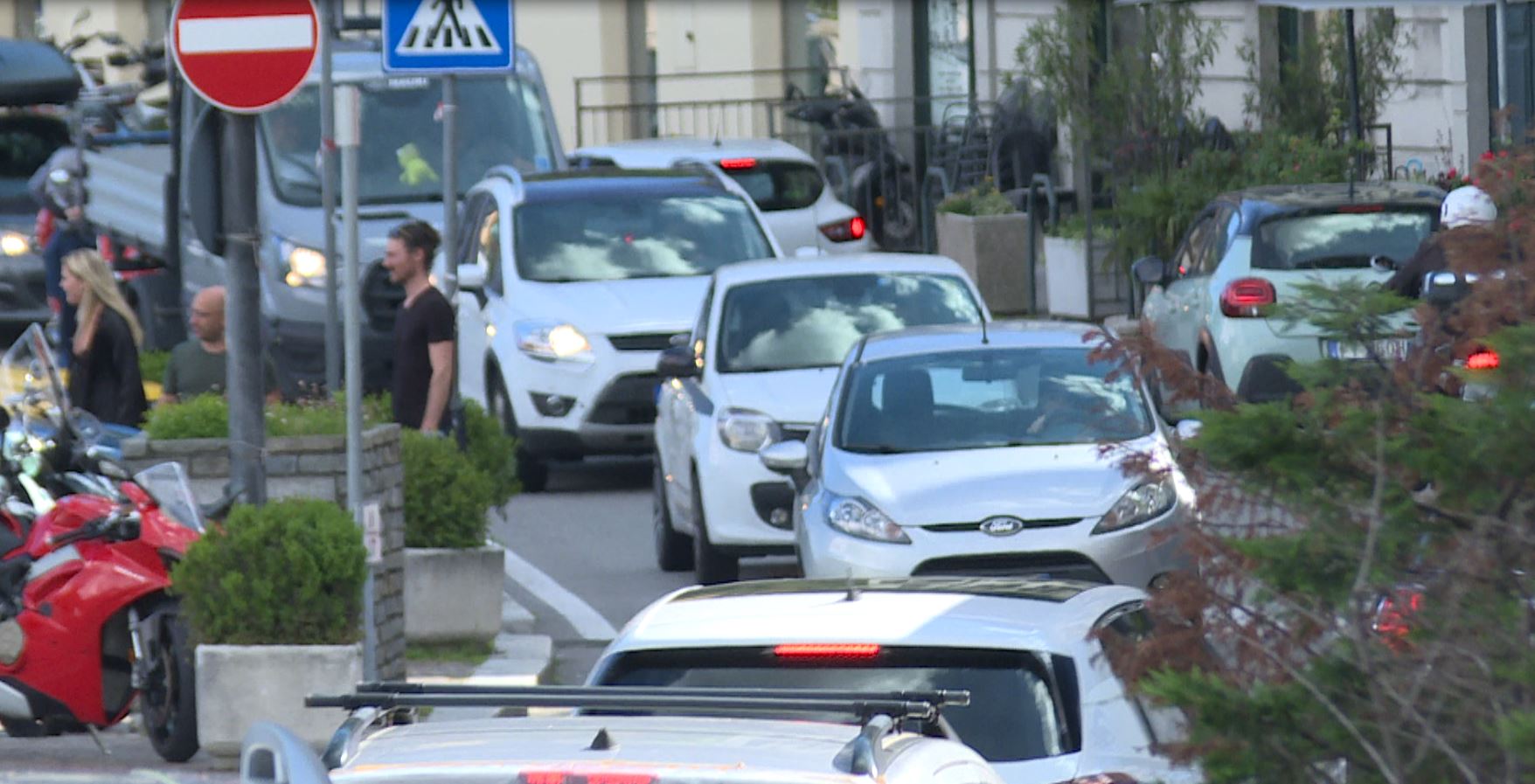 FOCUS – Assalto alla Regina: 28mila veicoli nel weekend sulla strada del lago. Ed è solo l’inizio