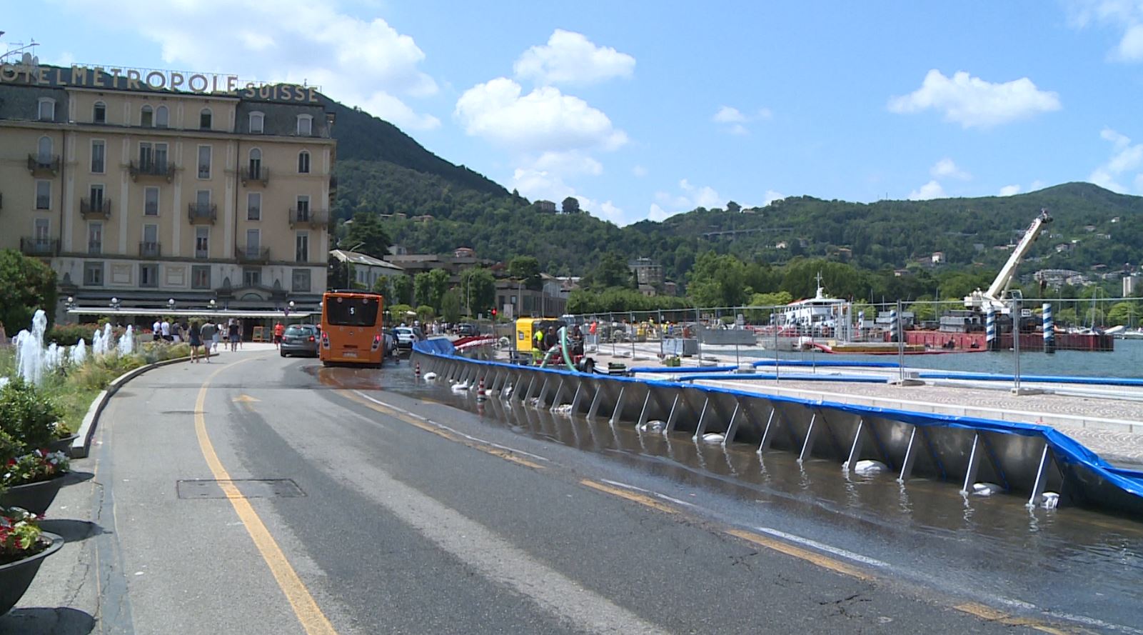 Lago di Como, barriere mobili davanti piazza Cavour. Riaperta la corsia del lungolago