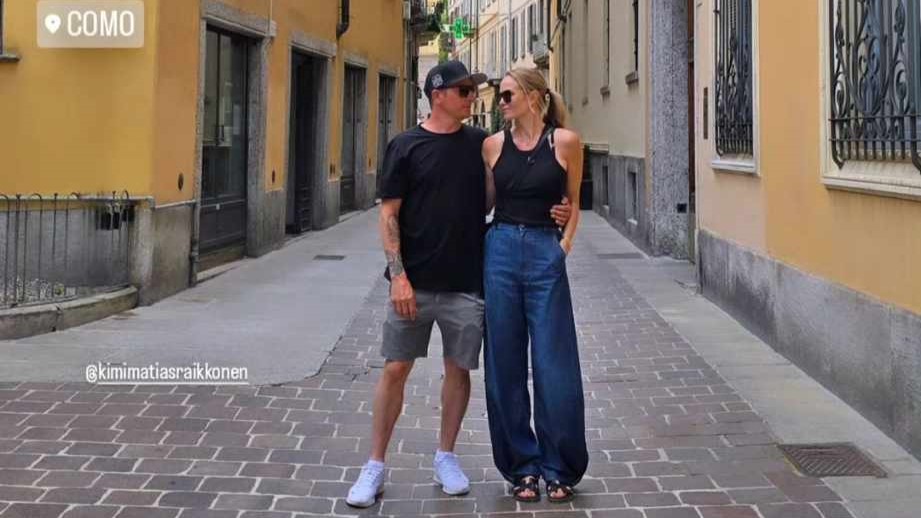 Kimi Raikkonen e la moglie Minttu a passeggio in centro storico