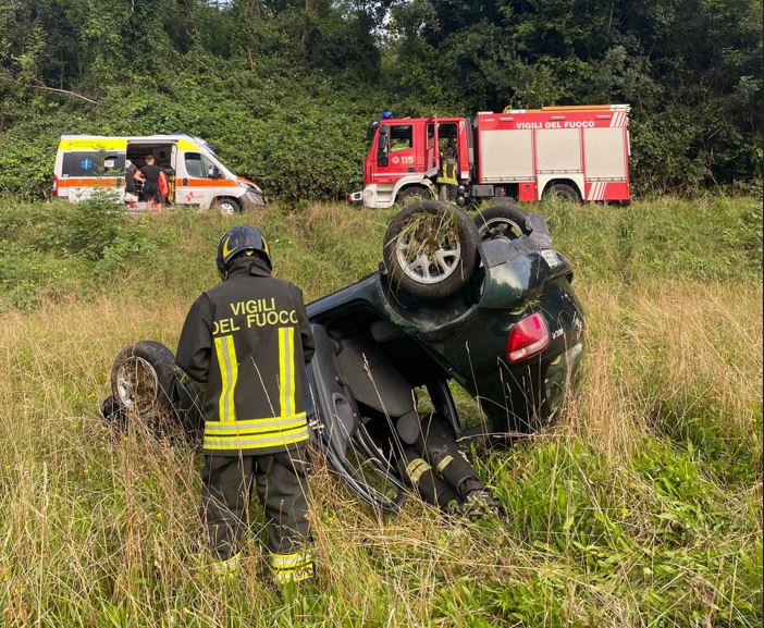 Albavilla, esce di strada con l’auto che si ribalta. Ferito 19enne