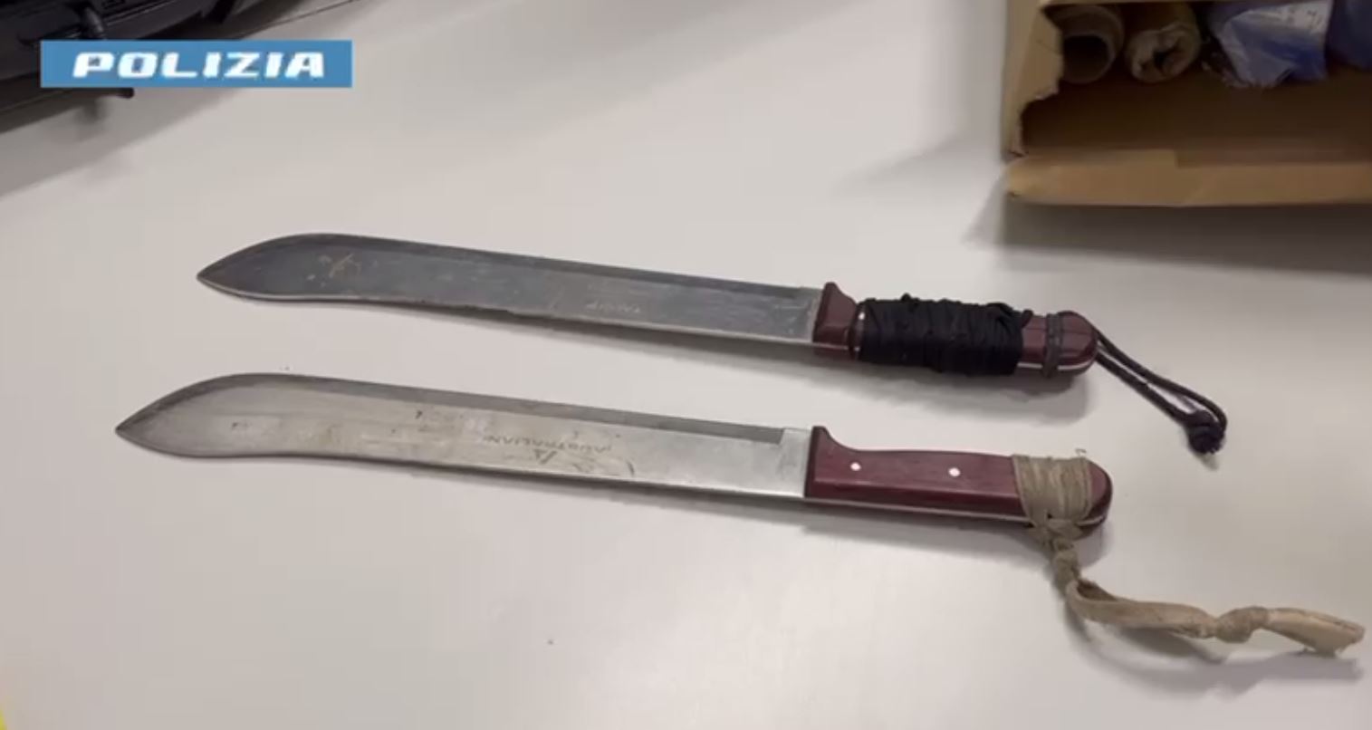 Spacciano nel bosco e minacciano i poliziotti con il machete, due marocchini arrestati