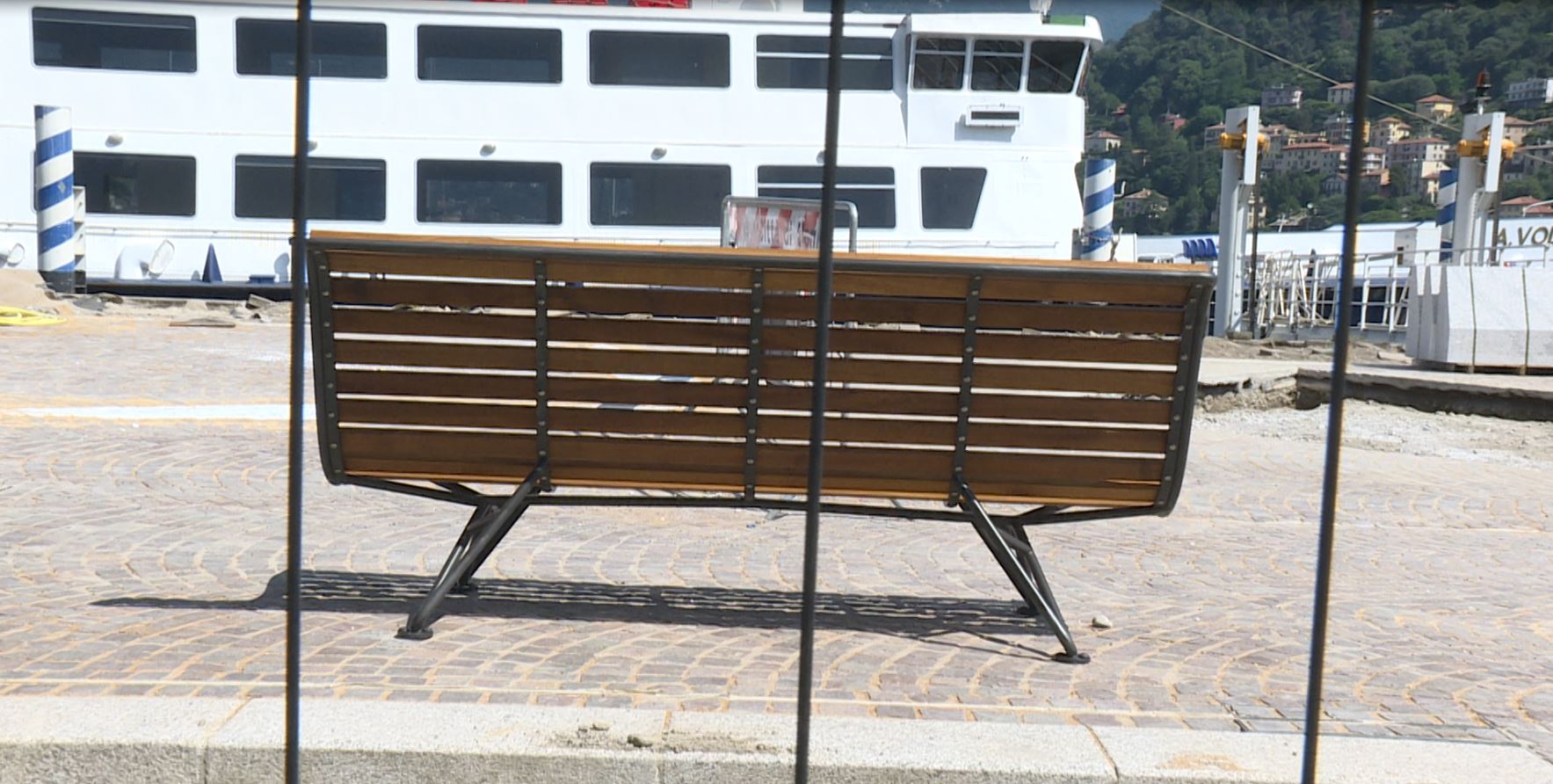 Cantiere delle paratie di Como, posizionate le altre panchine tra piazza Cavour e i giardini