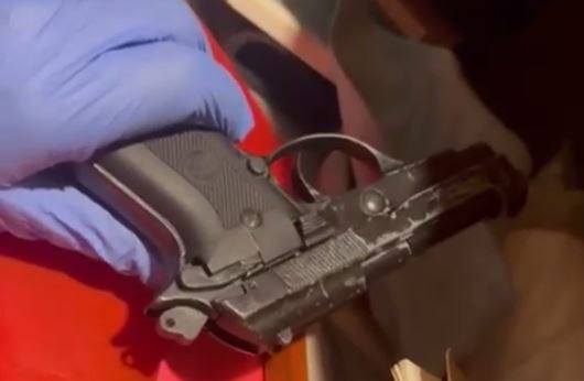 In città con la pistola carica nella cintola dei pantaloni, arrestato 48enne comasco