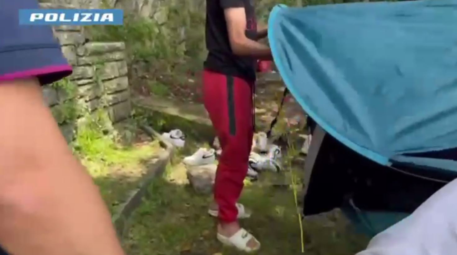 Bivacco vista lago in viale Geno a Como. Nella tenda trovata merce rubata. Un arresto