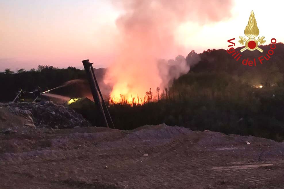 Mozzate, incendio in discarica. Cinque squadre dei vigili del fuoco in azione