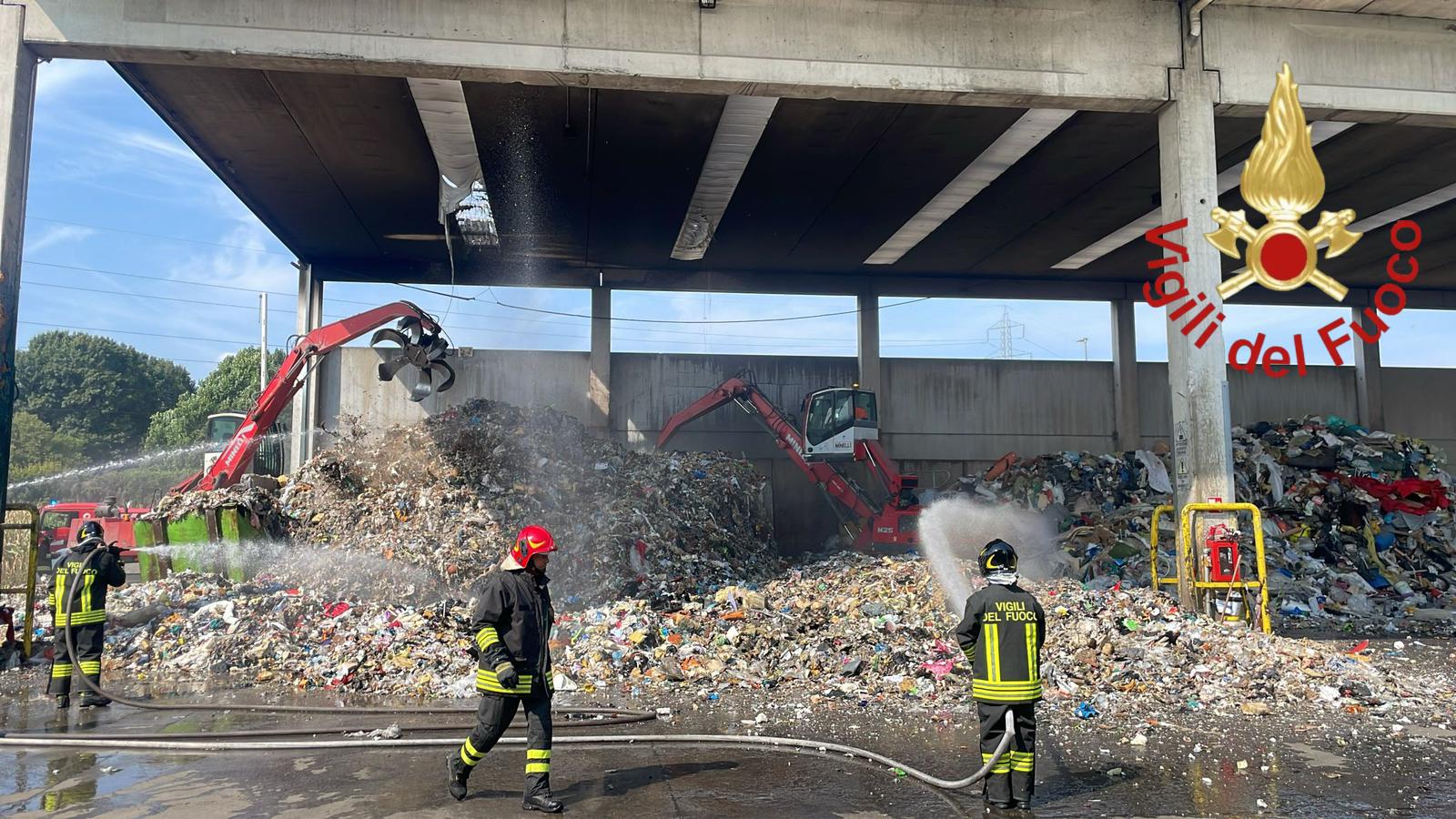 Incendio in un capannone a Cermenate, in fiamme rifiuti e scarti