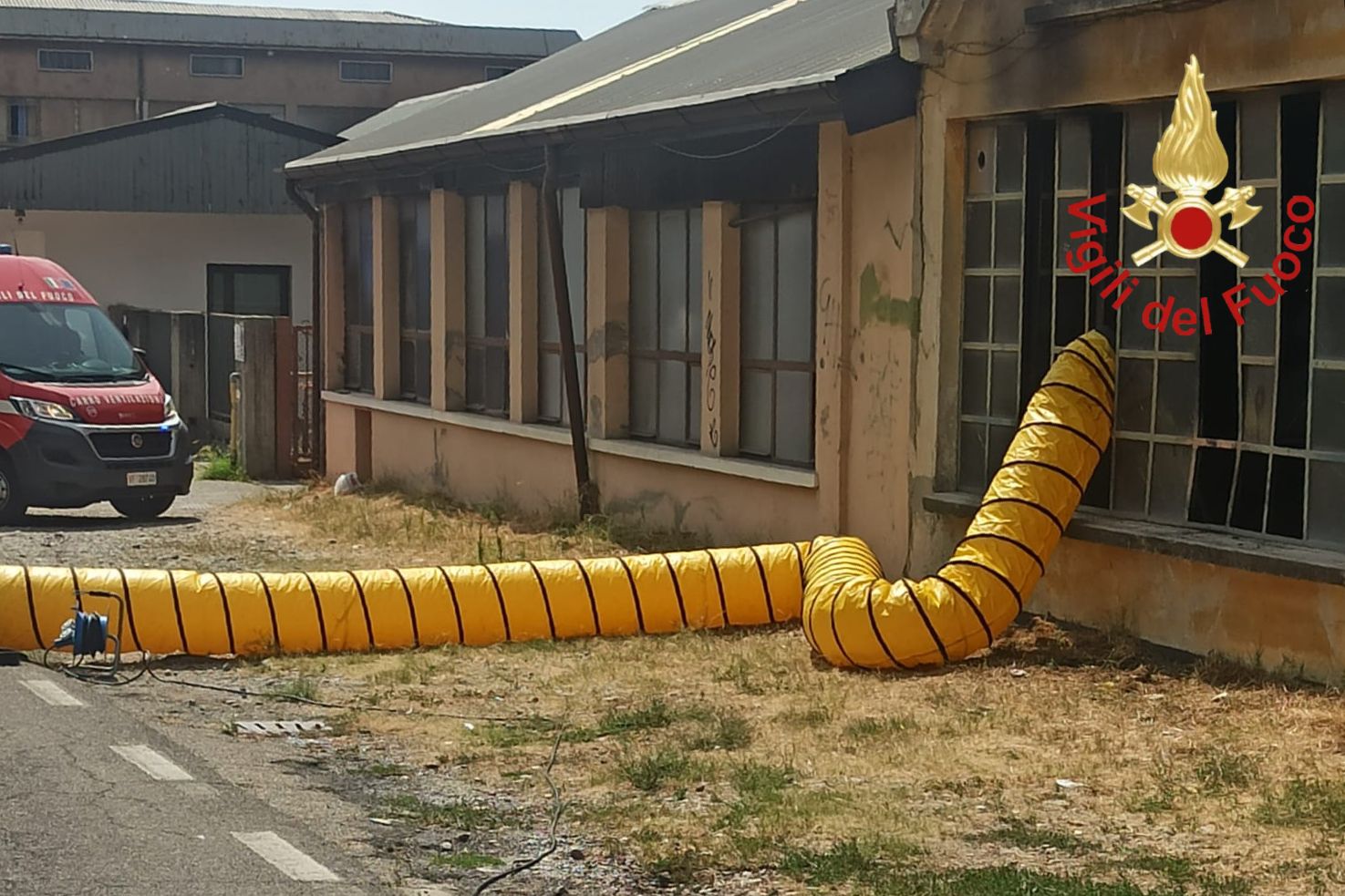 Carugo, incendio in un capannone chiuso per ferie