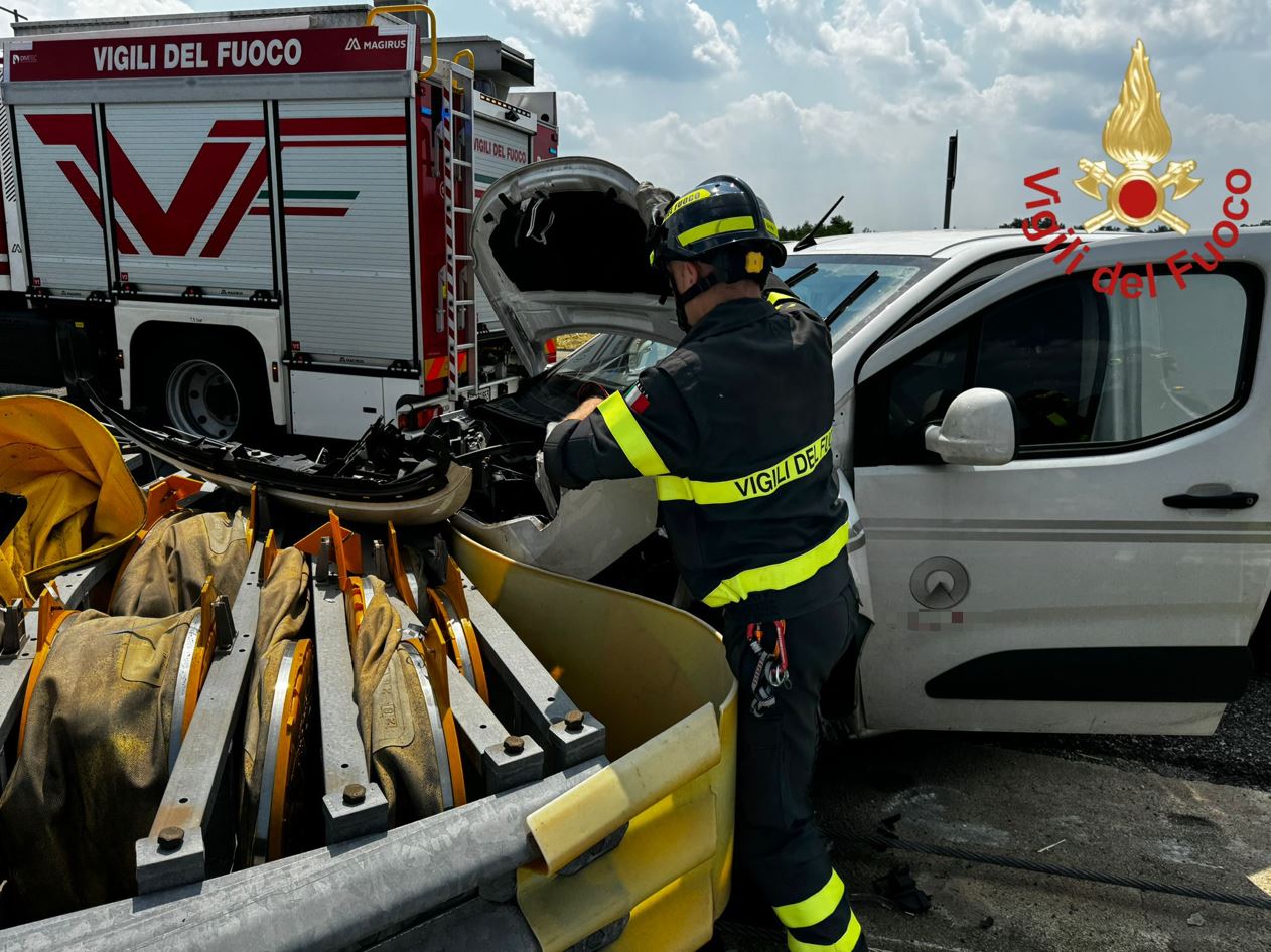 Villa Guardia, furgone si schianta contro il guardrail sulla tangenziale di Como