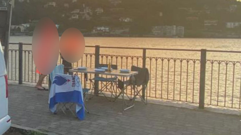 Como. Turismo selvaggio in viale Geno, parte seconda: tavolino da picnic apparecchiato sul marciapiede