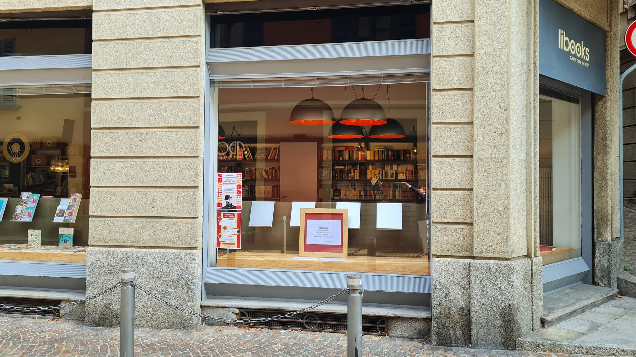 Vetrina “svuotata”, il flash mob dei benefattori delle librerie arriva a Cantù