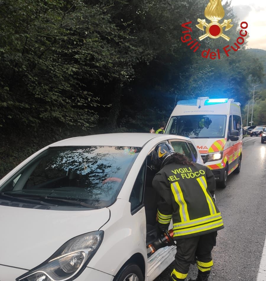Incidente stradale a Castelmarte, intervento dei vigili del fuoco