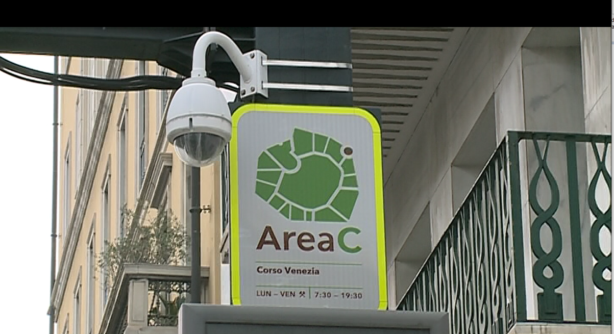 Milano, Sala: “Area C anche nei weekend”. Piscina: “Una follia”