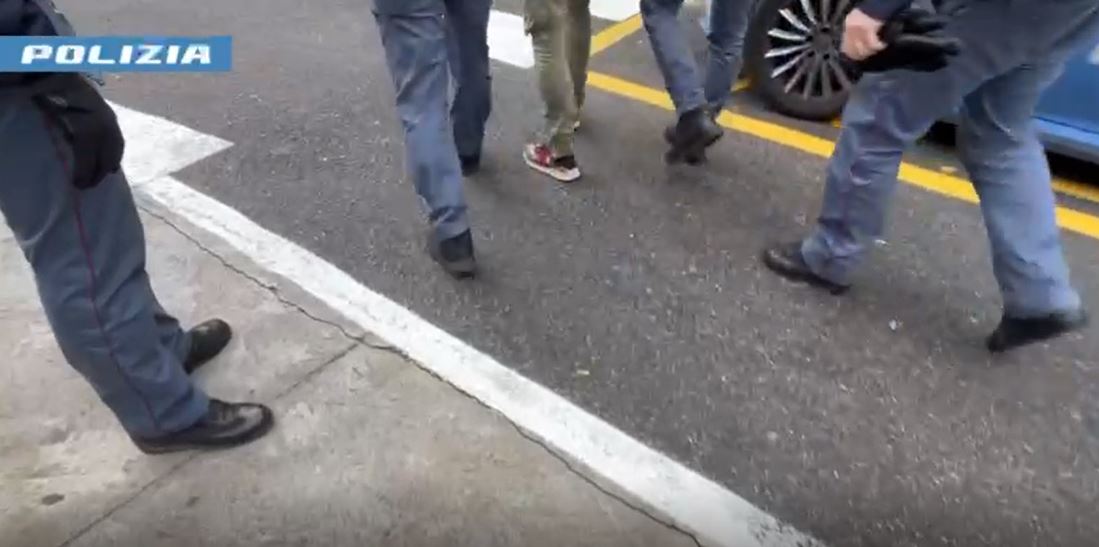 Aggredisce il medico del sert e rapina un supermercato, 41enne arrestato dalla polizia