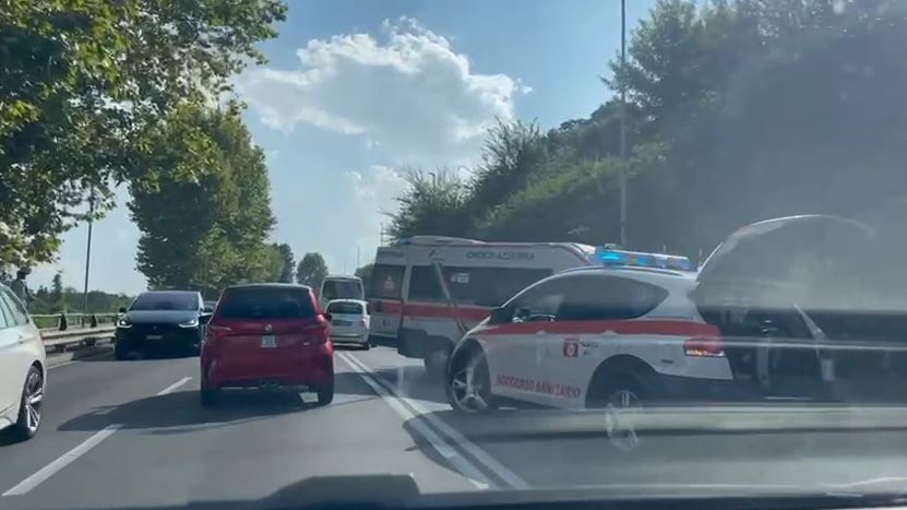 Como, via Napoleona bloccata per un incidente. Coda in entrambe le direzioni