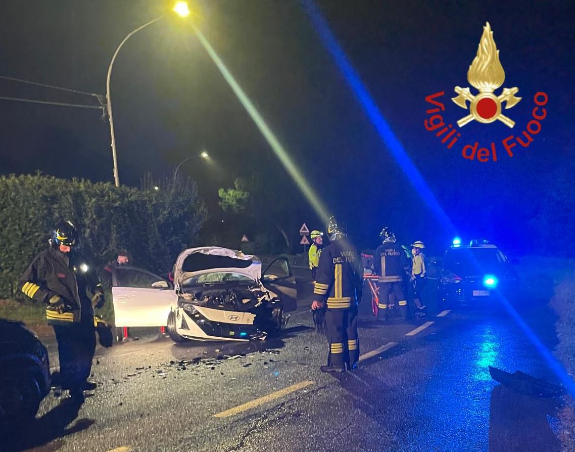 Albavilla, scontro tra due auto sulla provinciale. Due feriti