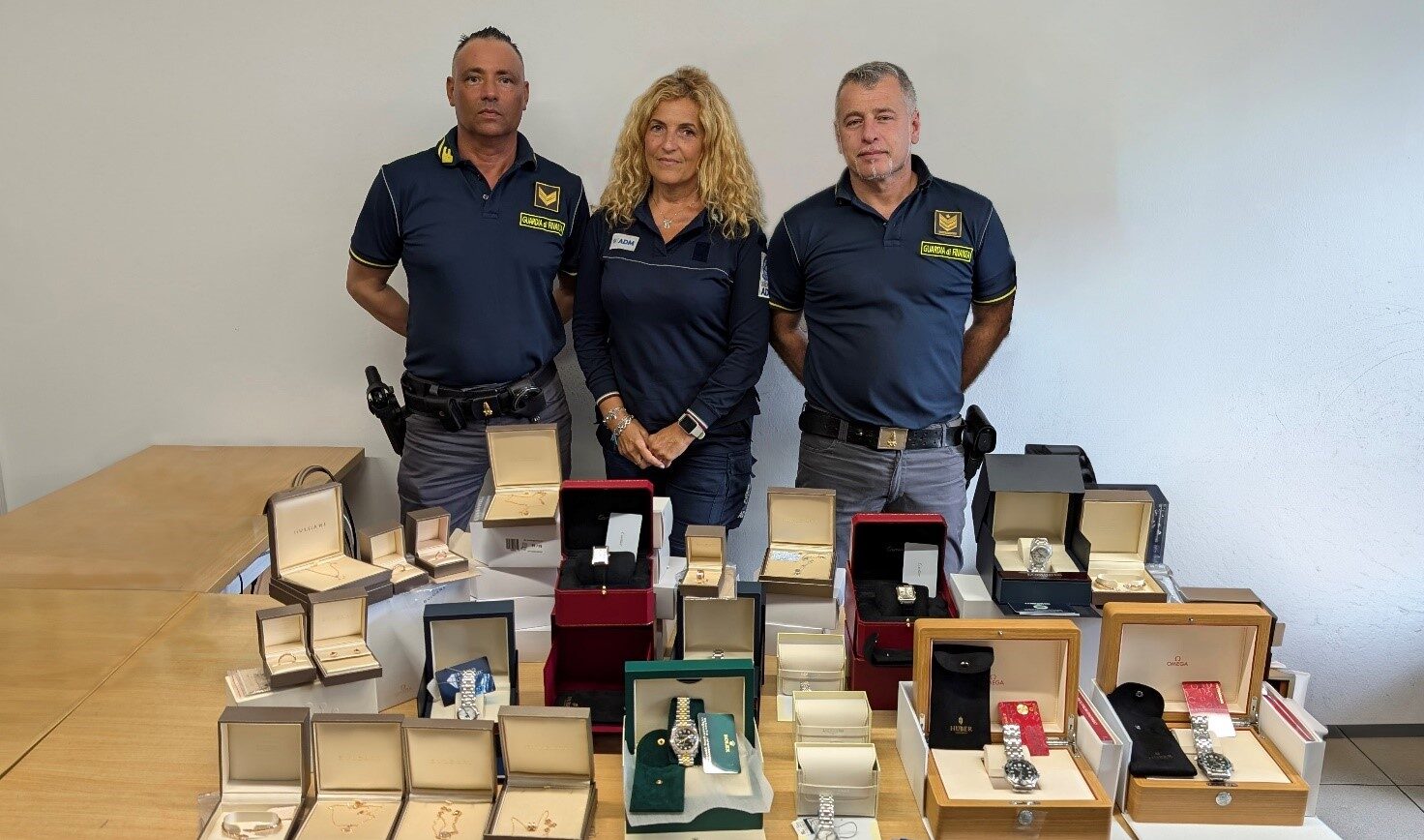 Ponte Chiasso, orologi e gioielli di lusso non dichiarati. Cinese fermato dalla guardia di finanza sul treno