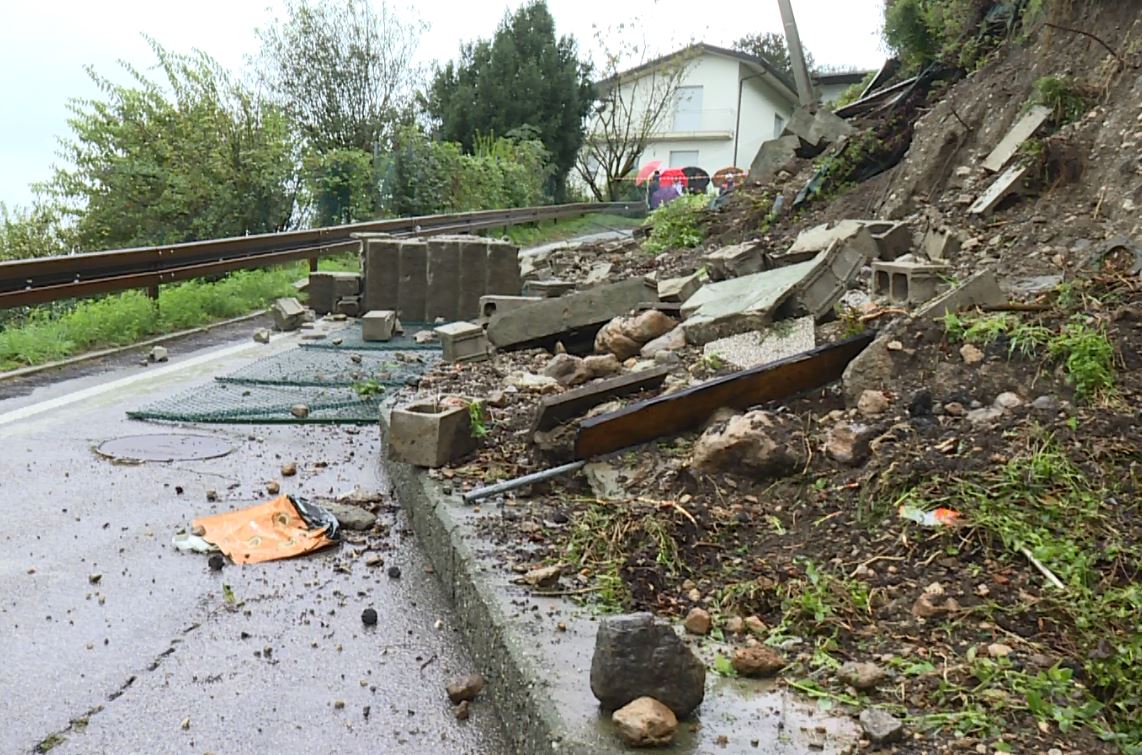 Frana a Tavernerio, strada chiusa. Allagamenti e rami pericolanti, 15 interventi dei vigili del fuoco