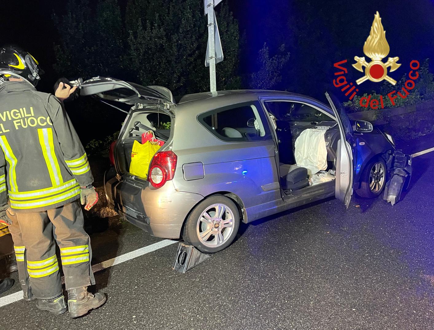 Incidente ad Albavilla, auto finisce fuori strada. Ferita una donna di 71 anni