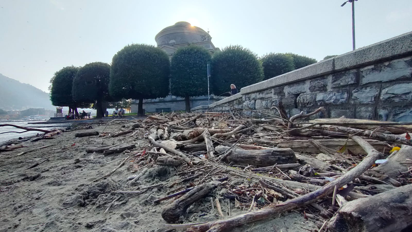 Gli effetti del maltempo, ancora detriti sulla spiaggetta davanti al Tempio Voltiano