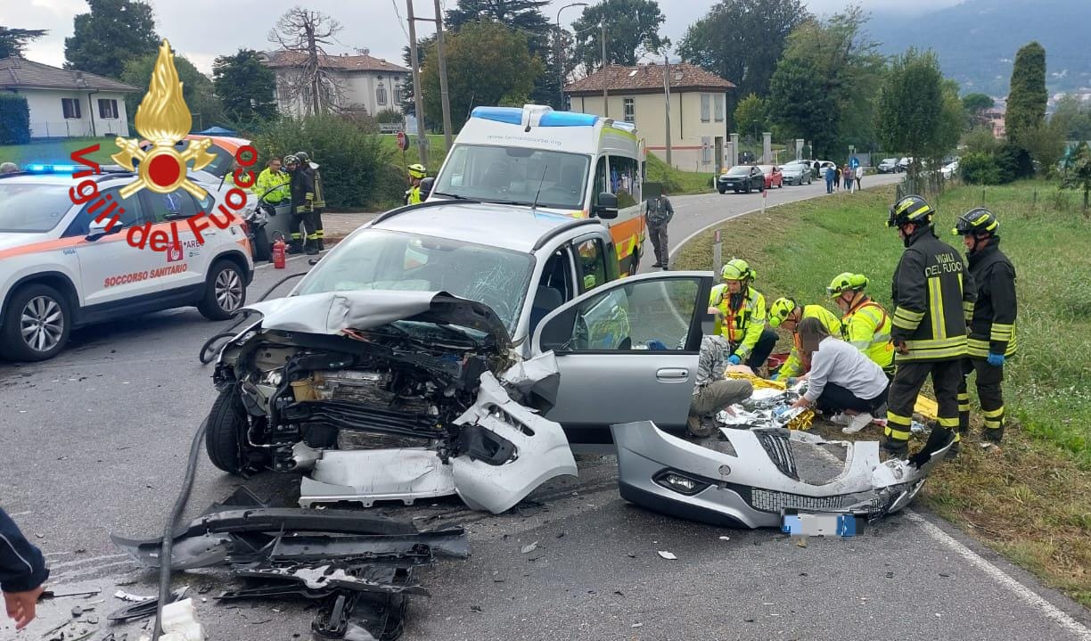 Longone al Segrino, incidente tra due auto sulla provinciale. Grave un 91enne