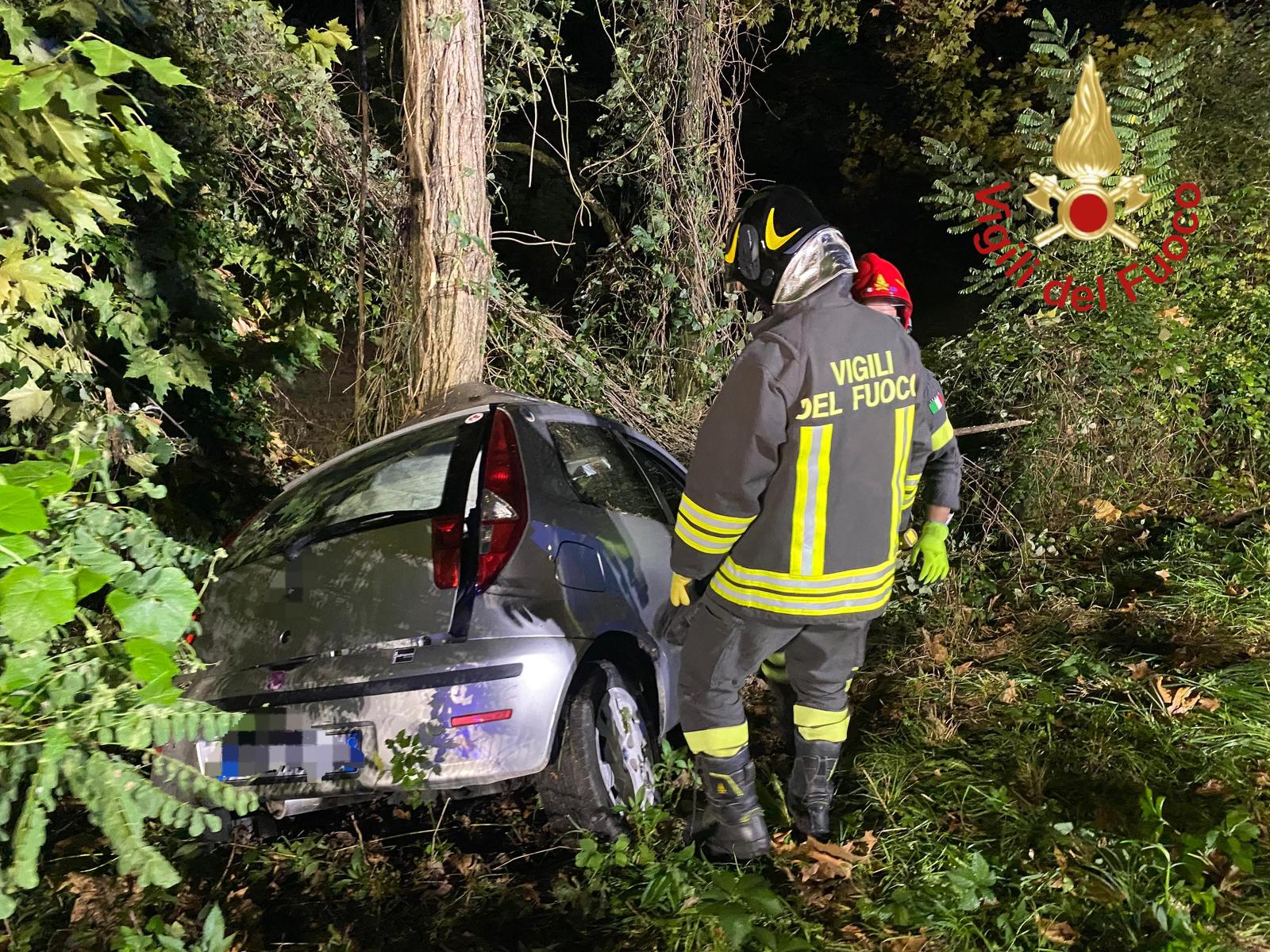 Incidente a Fino Mornasco: auto fuori strada, 24enne in ospedale