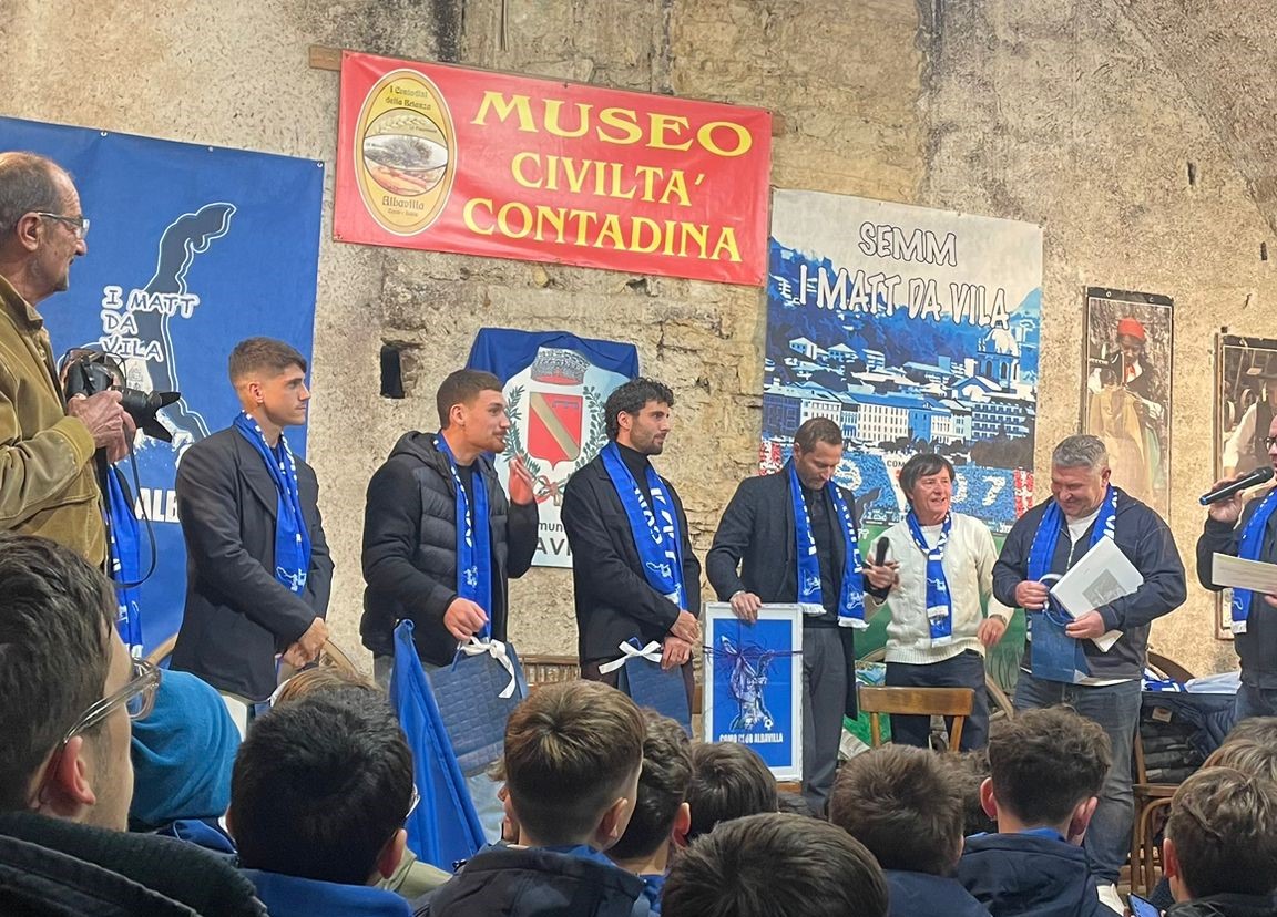Nuovo Como club ad Albavilla, folla ed entusiasmo per  giocatori e dirigenti azzurri