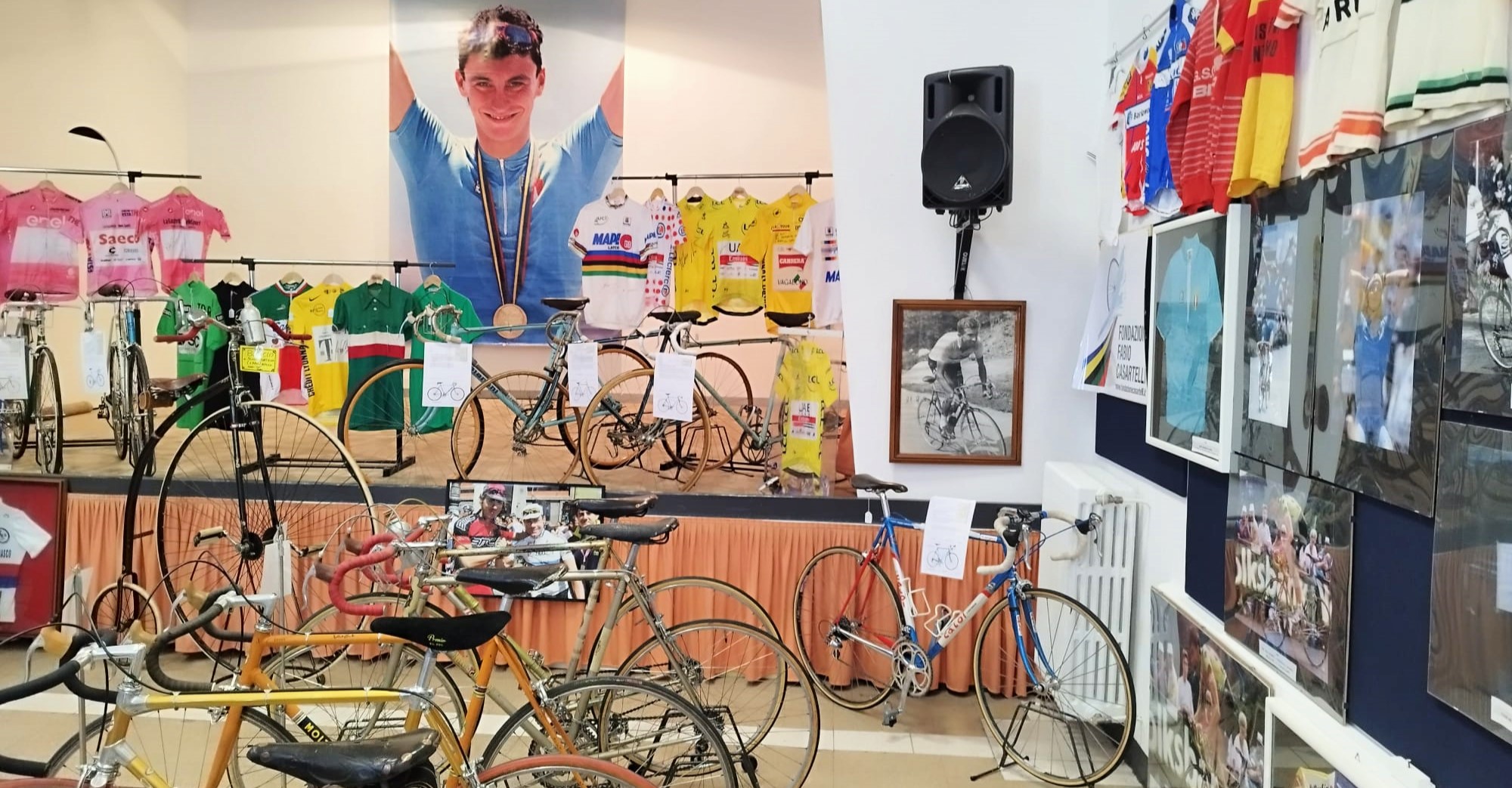 Sessant’anni di ciclismo ad Alzate, inaugurata la mostra di cimeli