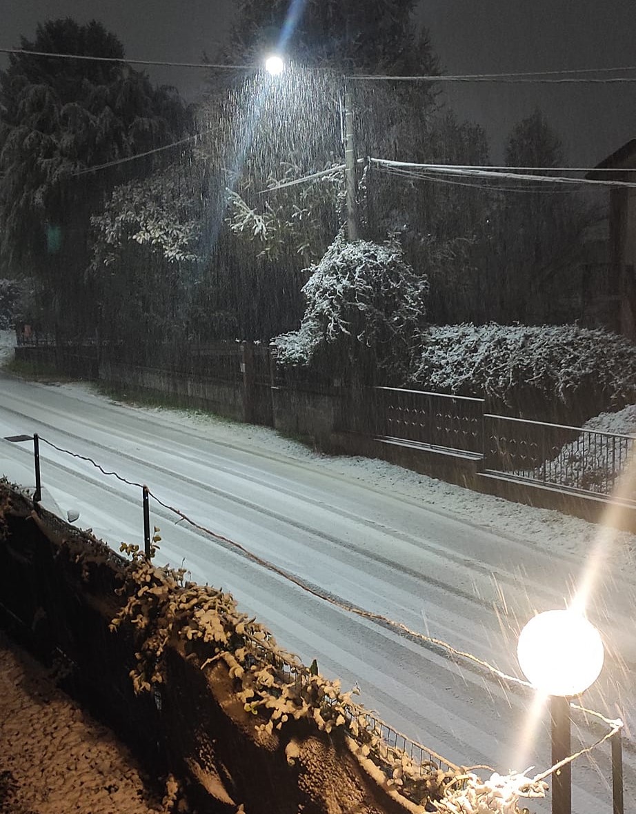Neve sul Lario, problemi sulla salita della Valmara. Fiocchi copiosi nell’Olgiatese