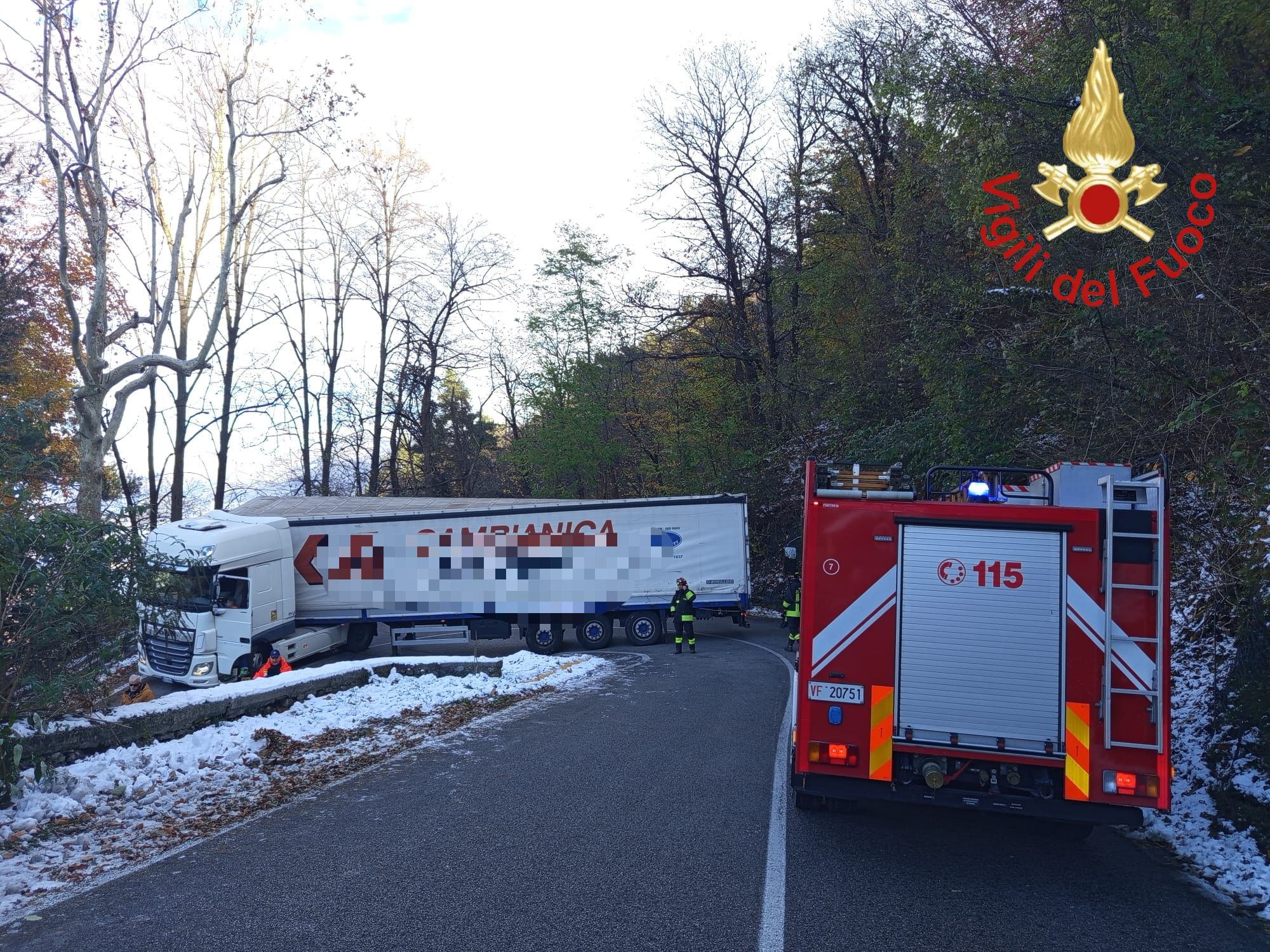 Tir incastrato in un tornante a Bellagio, intervento dei vigili del fuoco