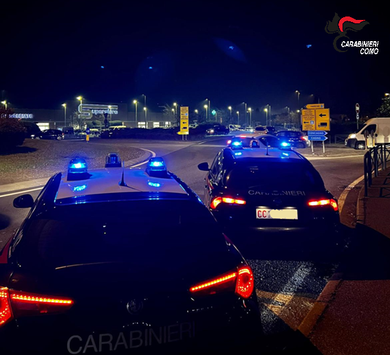 Olgiate Comasco, non si fermano all’alt dei carabinieri e fuggono. Arrestato un albanese