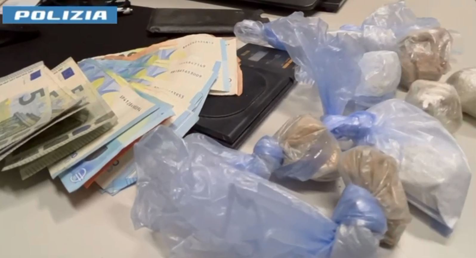 Montano Lucino, sorpresi mentre preparavano le dosi nel bosco. Droga e contanti sequestrati, due arresti