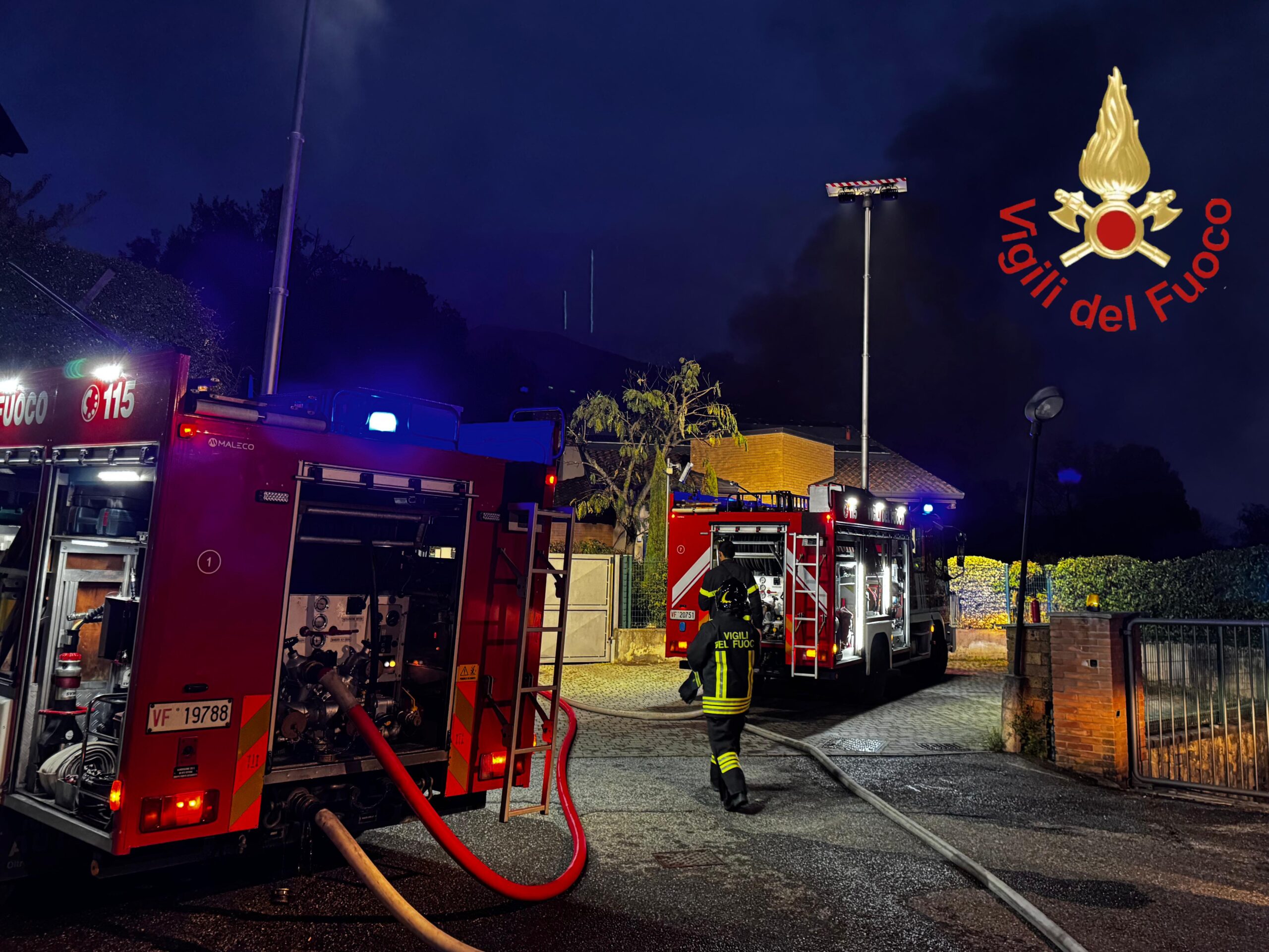 Eupilio, incendio a un tetto. Una persona intossicata