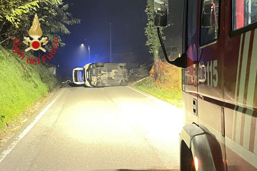 Lomazzo, incidente nella notte in via Brianza. Nell’auto ribaltata i soccorritori non trovano il conducente